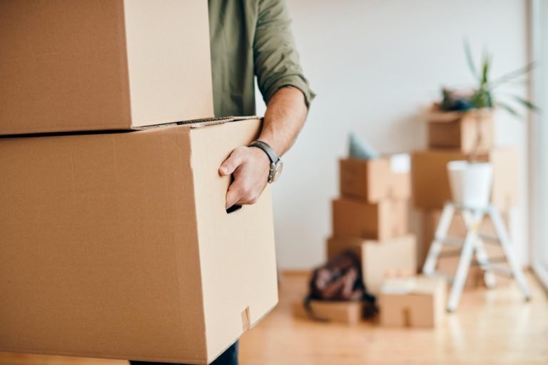 Persona cargando cajas de mudanza – juicio de desalojo
