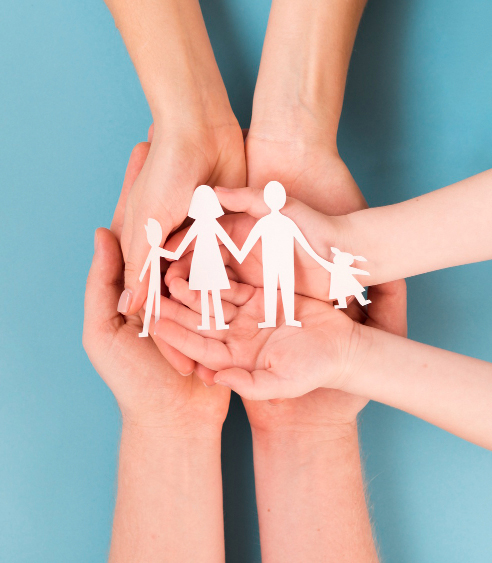 Figuras de papel de una familia en manos de padres e hijos – cuota alimentaria y régimen de comunicación