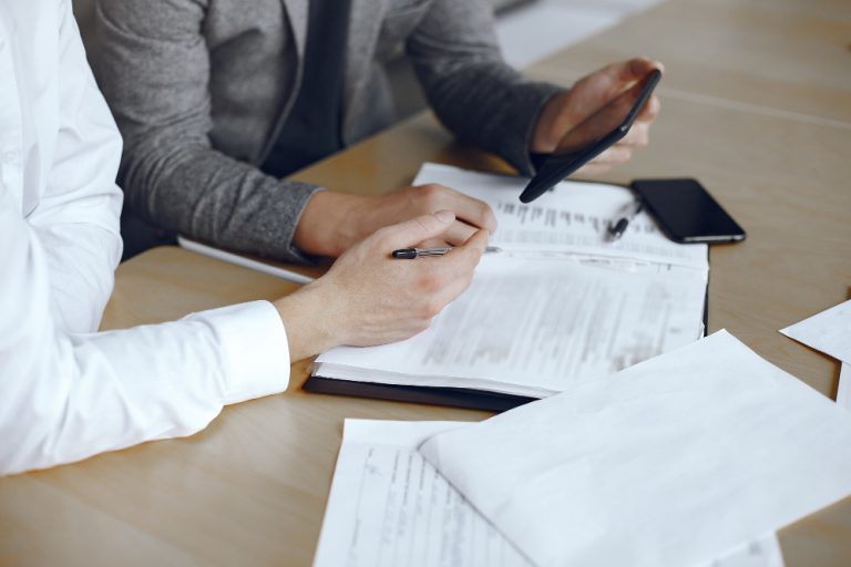 Revisión y firma de contratos comerciales
